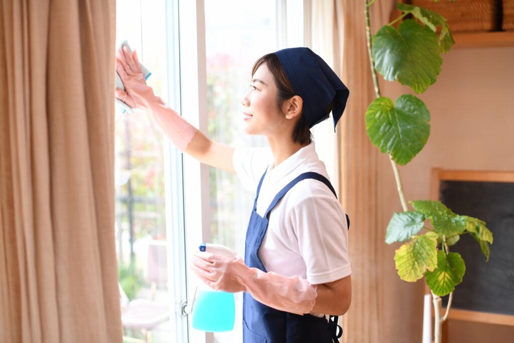 窓を拭く女性