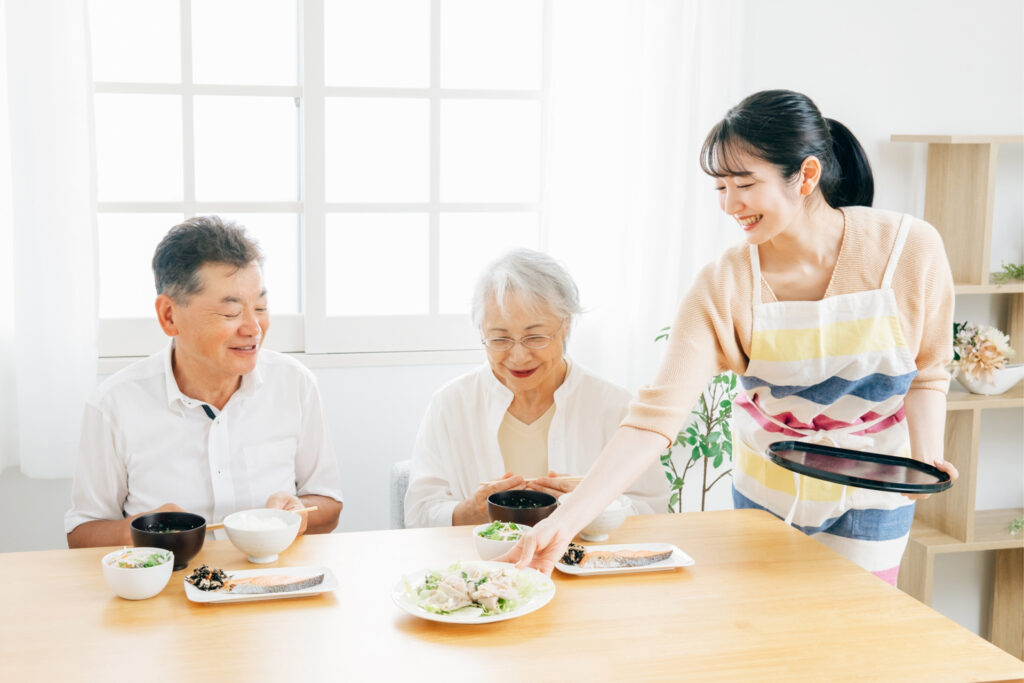 料理を用意する女性